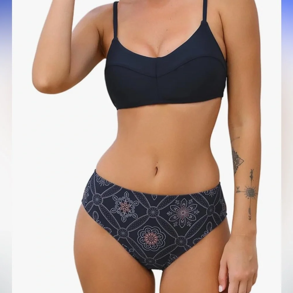 Chic Blue Patterned Bikini Set - Picture 2 of 6